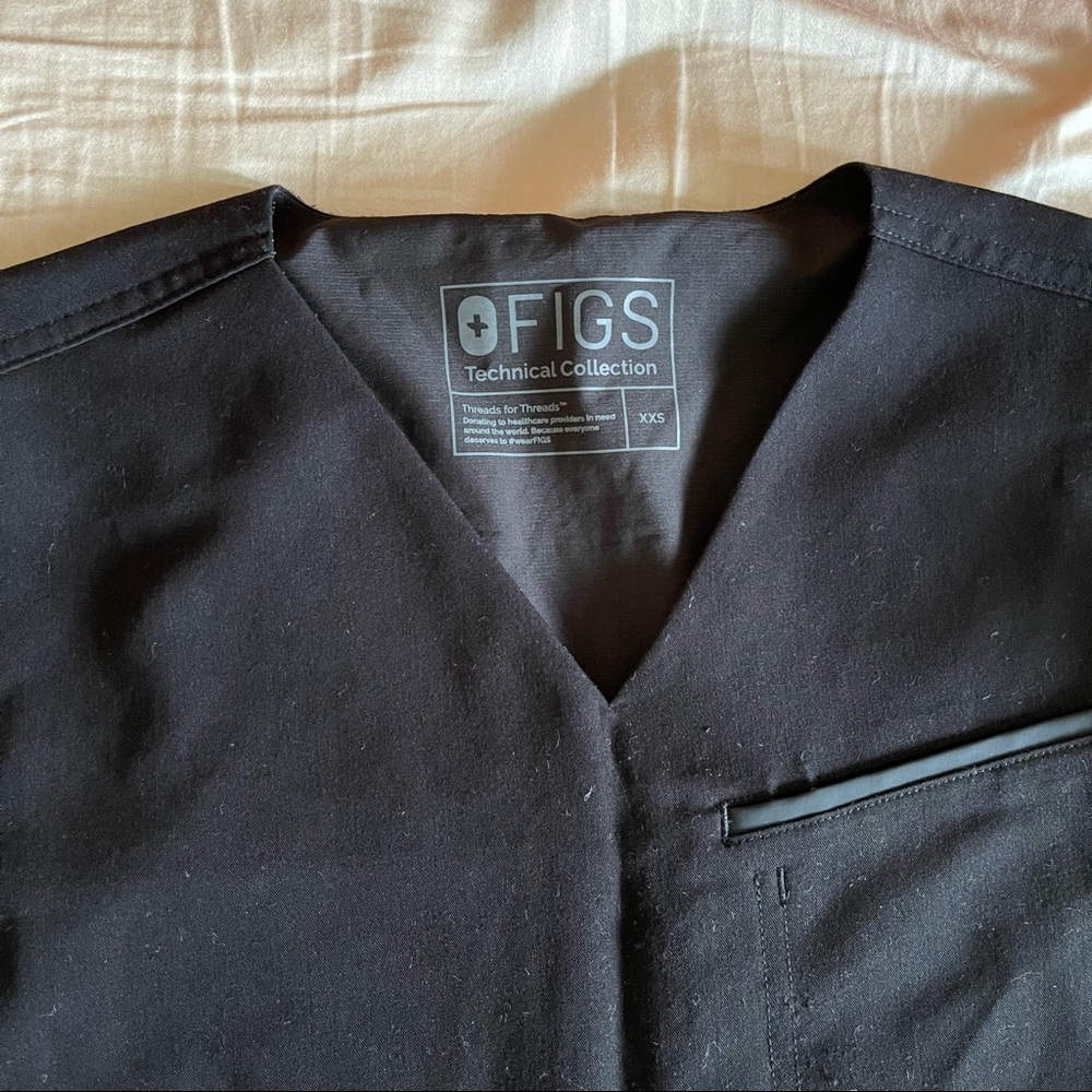 Figs scrub top